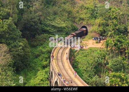 Treno da Kandy a Ella attraversando le nove ponte di Arco Foto Stock