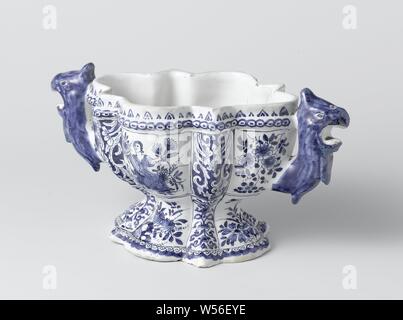 La parte inferiore di un fiore faience titolare, la parte inferiore di un fiore faience titolare. Dipinto di blu e con 2 orecchie a forma di teste di animali., De Metaale Pot, Delft, c. 1690 - c. 1720, h 12.2 cm × W 25,5 cm × d 15,2 cm w 13 cm × d 10,5 cm Foto Stock