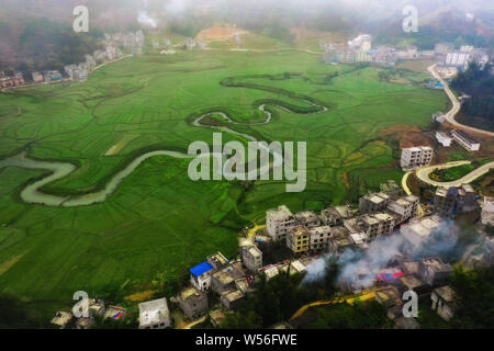 Vista aerea del Fiume Ming, un simbolo di Bama, che scorre attraverso i campi di Bama Yao contea autonoma, Hechi city, a sud della Cina di Guangxi Zhuang Au Foto Stock