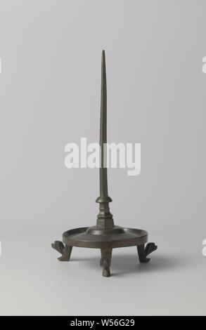 Candelabro con gambe con stilizzate teste di animali. Lo scopo è costituito da una base e un tronco che può essere fuso e trasformato in un unico pezzo. La base circolare, che è adornata con tre doppi anelli scanalati, ha una parte centrale in rilievo e un bordo rialzato. Si erge su tre gambe, che sono dotati di stilizzate teste di animali. Il tronco, il quale è sagomato nella parte inferiore e decorate con un nodo, più o meno mantiene la sua forma esagonale in cima., anonimo, Paesi Bassi del Nord (eventualmente), 1375 - 1425, ottone (lega), fondazione, h 31 cm × d 12,5 cm × W 15,9 cm Foto Stock