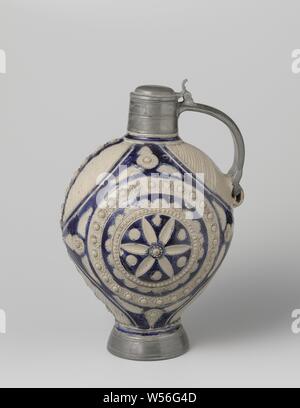 Brocca con cerchi concentrici, roundels e maschere, Jar di gres su un piede alto con un uovo-corpo sagomato e breve, collo stretto. Forma a C dell'orecchio è attaccata al collo e alla spalla. Parzialmente coperto con blu cobalto. Per due volte un medaglione di cerchi concentrici sull'addome, costituito da stampato e fasce sovrapposte di rosette in rilievo. Al centro un rosone circondato da sei foglie e sei medaglioni con taglio scolpito. Circa il primo cerchio una fascetta con stampigliati metà rosette. La parte anteriore con una banda verticale di satiro maschere in rilievo. La banda dei tagli attraverso due grandi a forma di foglie, Foto Stock