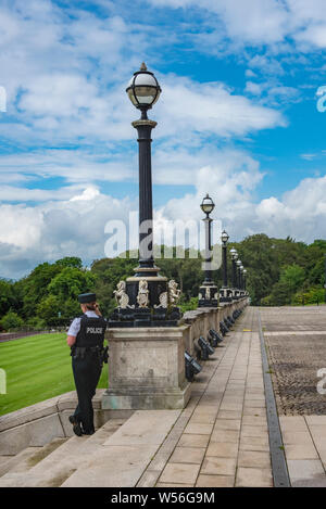 Un funzionario di polizia dal PSNI vegliare a Stormont, il palazzo del parlamento dell'Assemblea dell'Irlanda del Nord in cui l'Irlanda del Nord devoluto Foto Stock