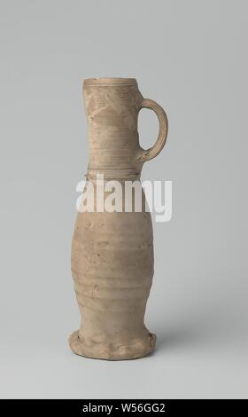 Caraffa o 'Jacobakan', nervate, strette caraffa (Jacobakan) di gres sulla base di cartone ondulato con un uovo-corpo sagomato e collo lungo. Forma a C dell'orecchio è attaccata al collo. La caraffa è decorato con anelli rotanti e un profilo sulla spalla. Siegburg., anonimo, Siegburg, c. 1450 - c. 1549, gres, h 24.4 cm d 5.4 cm d 7,8 cm d 8.3 cm w 8,5 cm Foto Stock