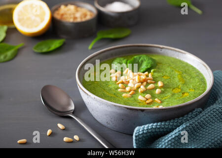 Green cremosa di cavolfiore Zuppa di spinaci su sfondo grigio Foto Stock