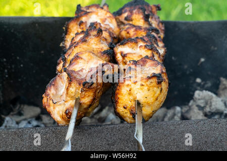 Pollo Marinato kebab cotto alla griglia sulla brace. Kebab spiedino è popolare in tutto il mondo. Foto Stock