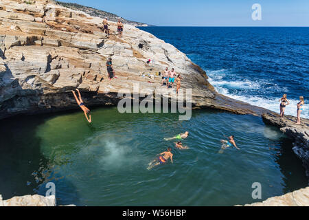 Thassos, Grecia - Luglio 20, 2019: i turisti stanno facendo immersioni in piscina naturale Giola in Thassos Island, Grecia Foto Stock