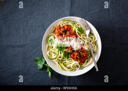 Cheto paleo zoodles bolognese: Zucchine spaghetti con sugo di carne e formaggio parmigiano Foto Stock