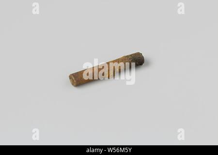 Frammento di stelo della tubazione dal relitto della Indie Orientali nave Hollandia, tubo, voice, frammento, Annett, olandese East India Company, Hollandia (nave), anonimo, Olanda, 1700 - in o prima di 13-Aug-1743, il tubo di argilla, l 3.7 cm × d 0,6 cm Foto Stock
