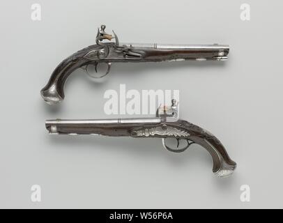 Pistola di selce, parte di una coppia. La piastra di bloccaggio porta una firma. La canna è decorata con arabeschi, i bracci del van Hees van Berkel famiglia e due piccole incisioni, uno dei quali è rivestito in oro, stampigliato sul retro a sinistra con le braccia di Amsterdam e sul fondo con un timbro indefinibile, il grano è argento. Il pallone è scolpita in altorilievo con fogliame e intarsiato con filo di argento. In aggiunta al tubo di carico, i raccordi di argento sono incisi e sono costituiti da un cassetto di nastro, il condotto in rilievo e avvitare la piastra con un medaglione compreso un fiore cup, la guardia del grilletto Foto Stock