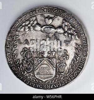Medaglia in occasione dei venticinque anni di matrimonio di Laurens Pit e Elisabeth Vogels in 1658, colato tondo medaglia d'argento, ex: all'interno, sulla parte superiore due mani incollate fuori di nuvole e toccando ogni altro sotto un cuore con le frecce e nella parte inferiore uno stemma con immagine di bene, circondato con fronzoli e con un casco al di sopra della quale un animale alato con oggetto (martello?) nelle gambe, un nome tra, kz: circolare e decorata corona, entro la quale uccello a piedi con ali spiegate e filiale a becco, con tre lettere, Laurens Pit, Elisabeth Vogels, anonimo, 1658, argento (metallo), fondazione, d 6 cm × W Foto Stock