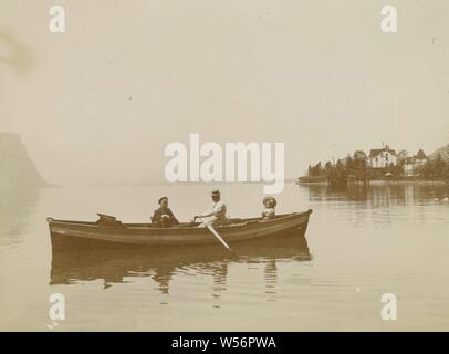 Vacanze in Svizzera, in una barca a remi sul Lago di Lucerna (Vierwaldstättersee) vicino a Vitznau. Parte dell'album di foto di famiglia Boom-Gonggrijp in Suriname e a Curaçao, Svizzera, il Lago di Lucerna, Vitznau, Andries Augusto braccio, Maggio-1899, carta fotografica, h 80 mm × W 100 mm Foto Stock