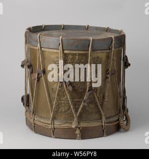 Tamburo, con iscrizione: honi soit qui mal y pense., anonimo, Paesi Bassi, c. 1750 - c. 1800, di legno (materiale vegetale), Rame (metallo), corda, pelle, h 44.5 cm × d 47,5 cm × h 430 mm × d 440 mm Foto Stock