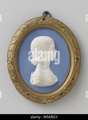 Medaglione con ritratto di Frederica Louise Wilhelmina di Orange-Nassau, busto in rilievo della ragazza di profilo a destra. Indossa e decollected jabon con il pin o il pulsante sulla spalla. Il pelo cade in riccioli intrecciati nel collo. Il ritratto è bianco e ha una viola-blu, cosiddetto Jasperware. Sul retro vi sono due disposti verticalmente fori in background. Il telaio è decorato con due volte una perla di confine e attorno ad esso un bordo decorato con motivi a foglia e nastro. Iscrizione retromarcia: Frederique Louise / Willemine. Contrassegnati, timbrati sul lato posteriore, incl .: WEDGEWOOD Foto Stock