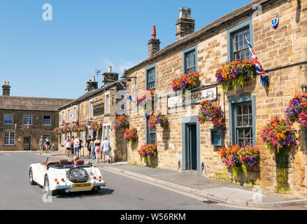 Il Pavone pub Country inn e hotel decorato con cesti di fiori Bridge St Bakewell town center Bakewell Derbyshire England Regno Unito GB Europa Foto Stock