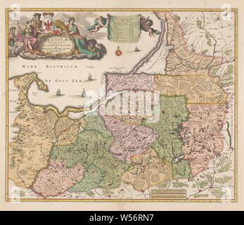 La cartografia nel Paesi Bassi, mappa di Prussia, Mappa di Prussia, aree colorate. 1.b .: iscrizione circondato da figure allegoriche. M.b. leggenda detenute da due putti, appena al di sotto di una rosa dei venti. Le navi hanno firmato in mare, montagne, alberi ed edifici. R.o. scala in polacco e tedesco miglia. Bordato di giallo. (1: 700 000). Iscrizione, Ib .: MAGNAE PRUSSIAE / / / DUCATUS tabula. Firmato, 1.b .: per / NICOLAUM VISSCHER Amst: Bat:, Nicolaes Visscher (MI), Amsterdam, 1650 - 1700, carta, incisione h 43.1 cm × W 52,9 cm Foto Stock