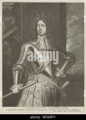 Ritratto di Hendrik Casimir II, Conte di Nassau-Dietz, Ritratto di Hendrik Casimir II. Un personale di comando nella sua mano destra. Nel margine inferiore sono Nome e titoli, Hendrik Casimir II Conte di Nassau-Dietz, Pieter Schenk (MI) (menzionato in oggetto), Amsterdam, 1675 - 1711, carta, incisione h 245 mm × W 182 mm Foto Stock