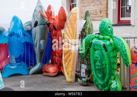 I bambini di plastica di giocattoli da spiaggia per la vendita in un negozio di mare, Gran Bretagna, Regno Unito Foto Stock