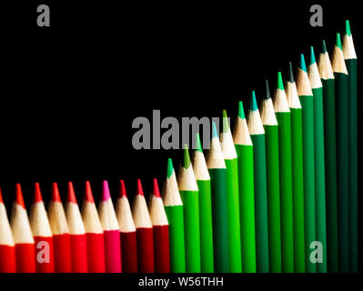 Colorate di rosso e verde matite che rappresentano imprese grafico di aumentare i profitti Foto Stock