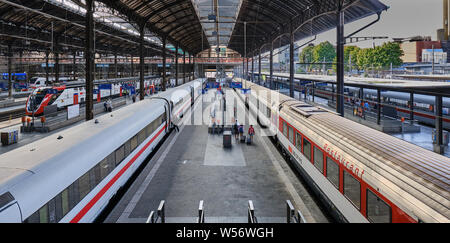 Angolo di Alta Vista di treni in Stazione Ferroviaria Platform Foto Stock