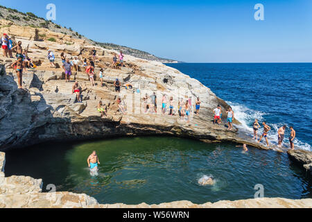 Thassos, Grecia - Luglio 20, 2019: i turisti stanno facendo immersioni in piscina naturale Giola in Thassos Island, Grecia Foto Stock