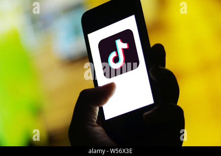 --FILE--un netizen utilizza l'applicazione mobile di Tik Tok, una iterazione oltremare di brevi video app Douyin, di Pechino Bytedance Technology Co Ltd, in Ji'nan c Foto Stock