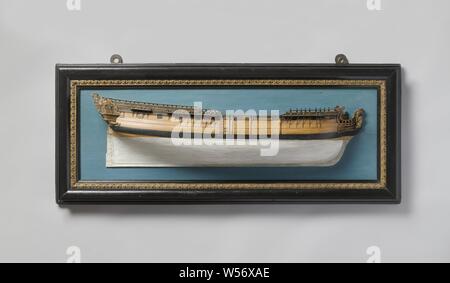 Modello di metà di un 24-Gun Frigate, Polychromed Plank modello di blocco (dritta) di un tre-montante, montato su un dipinto di scheda di massa con dipinto di confine dodici porte di artiglieria indicato su una piattaforma, una porta nel wulf e uno sul ponte inferiore. Coronato di Lion come Polena, carving tra il fosso ginocchia. Specchio ritorta, cavo wulf, recinzione e galleria laterale di un piano, interamente decorata con sculture e dipinti di trofei di armi sulla pezza piana tra il recinto e wulf. Timone a dritta con piazza re di timone, chiglia con tacco. Il modello è dotato di tutte le appoggia con fanciulla blocchi. Picco crescente per Foto Stock