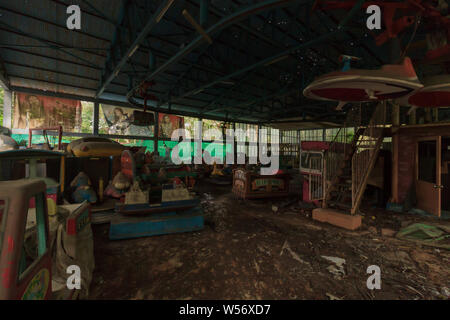Creepy abbandonato parco divertimenti di Yangon, precedentemente noto come Rangoon, Myanmar Foto Stock