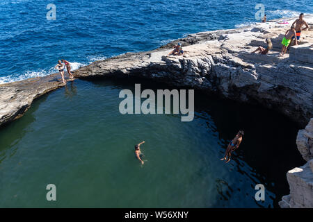 Thassos, Grecia - Luglio 20, 2019: i turisti stanno facendo immersioni in piscina naturale Giola in Thassos Island, Grecia Foto Stock