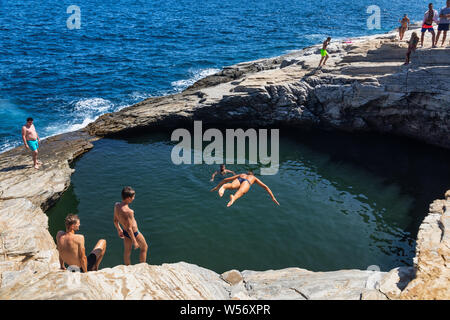 Thassos, Grecia - Luglio 20, 2019: i turisti stanno facendo immersioni in piscina naturale Giola in Thassos Island, Grecia Foto Stock