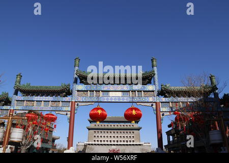 Lanterne rosse sono appesi a marchio nuovo anno lunare cinese, noto anche come il Festival di Primavera, all'Qianmen Street a Pechino in Cina, 30 gennaio 2019. Foto Stock