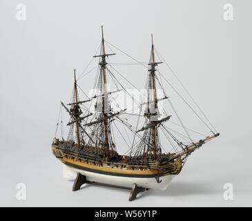 Modello di un 24-Gun Frigate, Polychromed, testimoniato modello di blocco. Ventidue pezzi di artiglieria su una piattaforma, non pezzi su metà ponte o ponte di cottura. Coronato di Lion come polena. Specchio ritorta, cavo wulf, recinzione e galleria laterale di un pavimento decorato con sculture e una lanterna. Timone a dritta con piazza re di timone, volante sul mezzo ponte. Il modello è dotato di una nave campana, camino per la cucina, mandrino e due ancore. Leggermente ascendente per la parte anteriore e posteriore, due barkwoods e uno deerwood. Il picco a capriate. Tre-masted rig senza vele, con bottarga, una bandiera nella parte anteriore Foto Stock