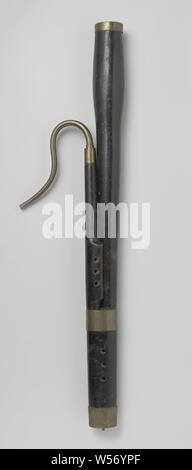 Fagotto russo, fagotto russo con due valvole e sei fori appartenenti al W. Sonnemans nel 1830-32 personale musicista nel 5° Divisione di fanteria. Ugello mancante, Noord-Holland, W. Sonnemans, anonimo, Paesi Bassi, c. 1825 - c. 1830, di legno (materiale vegetale), Rame (metallo), metallo, corda, saldatura, h 117,0 cm × W 23,5 cm × d 9,0 cm Foto Stock