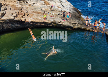 Thassos, Grecia - Luglio 20, 2019: i turisti stanno facendo immersioni in piscina naturale Giola in Thassos Island, Grecia Foto Stock