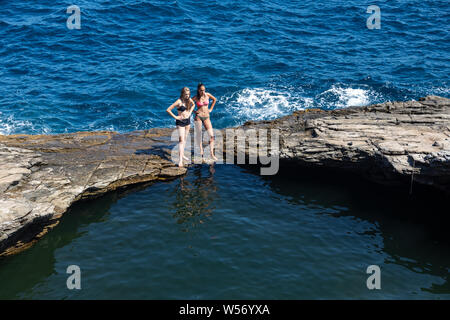 Thassos, Grecia - Luglio 20, 2019: i turisti stanno facendo immersioni in piscina naturale Giola in Thassos Island, Grecia Foto Stock