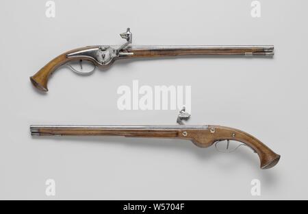 Coppia di pistole e un proiettile associato con la morte di Guglielmo Federico di Nassau, Stadtholder della Frisia Radslotpistool di Willem Frederik van Nassau, pistola con radslot, parte del giovane. Piatto della piastra di bloccaggio, strettamente svasata da dietro, fissato con due viti di bloccaggio comprendente gambe rosette. A piedi a otto lati sul retro, girando. Il cassetto è disadorno, con un ferro da stiro frontale del cassetto. Pallone è disadorno. Resti di decorazione sulla parte inferiore del ferro guardia. Il carico di una delle pistole è stata conservata, Paesi Bassi, Willem Frederik conte di Nassau-Dietz, anonimo, Paesi Bassi Foto Stock