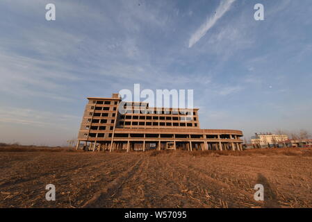 Una vista di una città fantasma con complesso incompiuto compresa una barca a forma di costruzione in Yangxin county, Binzhou city, est della Cina di provincia di Shandong, 17 FE Foto Stock