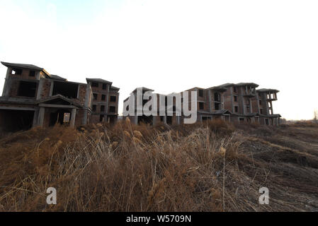 Una vista di una città fantasma con complesso incompiuto compresa una barca a forma di costruzione in Yangxin county, Binzhou city, est della Cina di provincia di Shandong, 17 FE Foto Stock