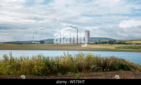 Il biossido di carbonio e vapore acqueo sono le principali emissioni dal Dunbar Cementifici camino. La Tarmac è lavorare con la RSPB per rigenerare la cava Foto Stock