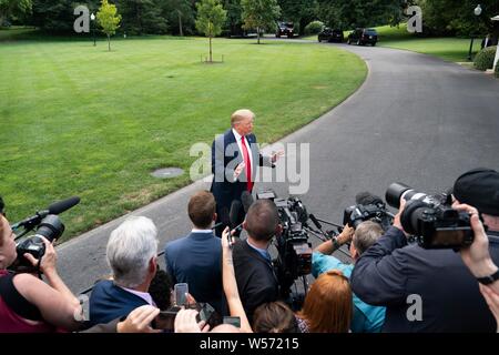 U.S presidente Donald Trump parla con i membri della stampa prima di salire a bordo di un Marine per iniziare il suo viaggio in West Virginia sul prato Sud della Casa Bianca Luglio 24, 2019 a Washington, DC. Foto Stock
