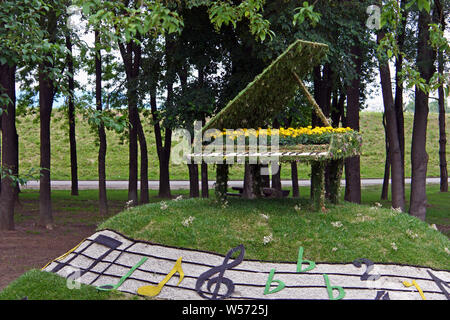 Zagabria, Croazia - 3 giugno 2013: Pianoforte, decorazioni di fiori, Floraart 48. Esposizione Florovivaistica Internazionale, Zagabria, Croazia Foto Stock