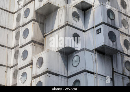 La Nakagin Capsule Tower a Shimbashi, Tokyo, Giappone. Foto Stock