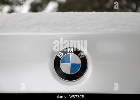 --FILE--Vista di un logo di BMW in Ji'nan city, est della Cina di provincia di Shandong, 14 febbraio 2019. Audi, Mercedes e BMW, i tre più popolari Foto Stock