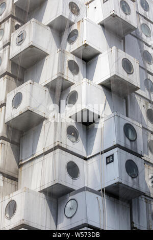 La Nakagin Capsule Tower a Shimbashi, Tokyo, Giappone. Foto Stock