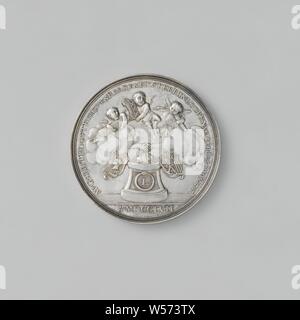 Medaglia di famiglia, cinquanta anni di matrimonio di Gerrit Hooft, sindaco di Amsterdam e Hester Hinloopen, medaglia d'argento. Parte anteriore: Masterizzazione dell altare, con base L in un serpente round, al di sopra di essa due mani chiuse da nuvole e tre battenti piccoli angeli con asta di bundle con sporgente ax, stemma e ancoraggio, su entrambi i lati dell'altare uno stemma entro un iscrizione, taglio: anno. Retromarcia: iscrizione tra i due rami di foglia, illuminato dalla luce celeste che dice in ebraico nome del Signore, Amsterdam, Gerrit Gerritsz. Hooft, Hester Hinlopen, Johan George Holtzhey, 1755, argento (metallo), colpendo Foto Stock