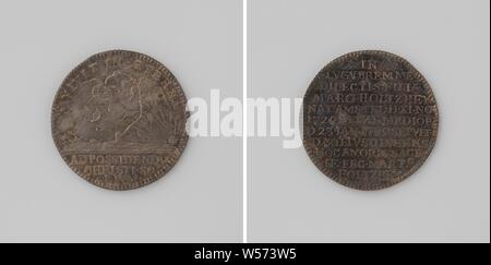 La morte di Margaretha Holtzhey, figlia di Martinus Holtzhey, di Middelburg, Zilveren penning. Complementare: il moncone del Rosaio, sul quale un appassito ramo di Rosetta cresce, illuminata dai raggi del sole che tramonta all'interno di un'iscrizione, cut off: l'iscrizione. Retromarcia: iscrizione, Middelburg, Margaretha Holtzhey, Martin Holtzhey, 1759, argento (metallo), colpendo (metallurgia), d 2.6 cm × w 7.18 Foto Stock