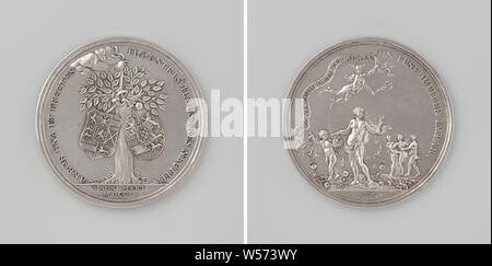 Il matrimonio di Karel Christiaan van Nassau-Weilburg e Carolina, Principessa di Orange-Nassau, medaglia d'argento. Complementare: a mano da nuvole tiene un nastro, con la quale due stemmi appesi in arancio sono legati insieme all'interno di un cerchio del diametro di taglio: data. Retromarcia: Mercurio con cappello alato e il personale mantiene pennant con iscrizione al di sotto di quella Venere, che viene spruzzata da Cupido con fiori dal cestello, sullo sfondo le tre Gratien all'interno circolare, l'Aia, Carolina (Principessa di Oranje-Nassau), Karel Christiaan principe di Nassau-Weilburg, Nicolaas van Swinderen, Amsterdam, 1760, argento (metallo Foto Stock