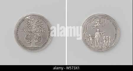 Il matrimonio di Karel Christiaan van Nassau-Weilburg e Carolina, Principessa di Orange-Nassau, medaglia d'argento. Complementare: a mano da nuvole tiene un nastro, con la quale due stemmi appesi in arancio sono legati insieme all'interno di un cerchio del diametro di taglio: data. Retromarcia: Mercurio con cappello alato e il personale mantiene pennant con iscrizione al di sotto di quella Venere, che viene spruzzata da Cupido con fiori dal cestello, sullo sfondo le tre Gratien all'interno circolare, l'Aia, Carolina (Principessa di Oranje-Nassau), Karel Christiaan principe di Nassau-Weilburg, Nicolaas van Swinderen, Amsterdam, 1760, argento (metallo Foto Stock