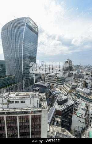 Londra, Regno Unito. 26 Luglio, 2019. Regno Unito Meteo : una vista generale del walkie talkie edificio (20 Fenchurch Street) edificio come si vede dal libero giardino pubblico a 120 Fenchurch Street nella città di Londra durante la stagione calda. Situato al quindicesimo piano, il giardino esterno offre ai visitatori una vista a 360 gradi della capitale, vicino i punti di riferimento iconici, come ad esempio il walkie talkie e cetriolino e include anche una funzione di acqua e fiore giardino che attira le api e altri impollinatori. Credito: Stephen Chung/Alamy Live News Foto Stock