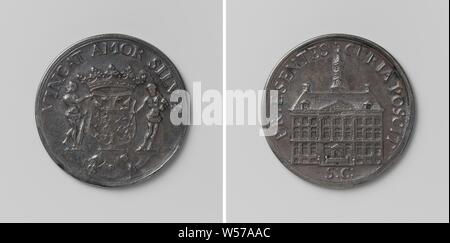 Token strumento dalla città di 's-Hertogenbosch, medaglia d'argento. Complementare: coronato stemma, fiancheggiata da due uomini selvaggi con club sulla spalla, in piedi sul piedistallo entro la circonferenza. Retromarcia: municipio sopra le lettere S E C entro l iscrizione 's-Hertogenbosch, Theodorus Casparus van Berckel, s Hertogenbosch, 1704, argento (metallo), colpendo (metallurgia), d 2,7 cm × w 7.04 Foto Stock