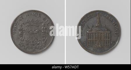 Token strumento dalla città di 's-Hertogenbosch, medaglia d'argento. Complementare: coronato stemma, fiancheggiata da due uomini selvaggi con club sulla spalla, in piedi sul piedistallo entro la circonferenza. Retromarcia: municipio tra il monogramma di le lettere sopra l'anno entro l'iscrizione, 's-Hertogenbosch, Theodorus Everardus van Berckel, s Hertogenbosch, 1738, argento (metallo), colpendo (metallurgia), d 2,7 cm × w 6.20 Foto Stock